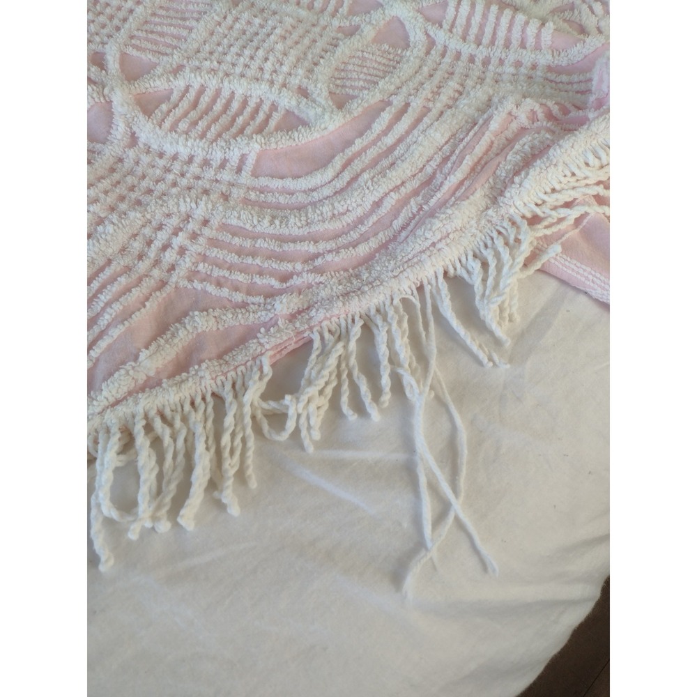 Vtg Chenille Bedspread Baby Pink White Wedding Ring Fringe MCM 50s 60s 74x98 - Picture 4 of 11